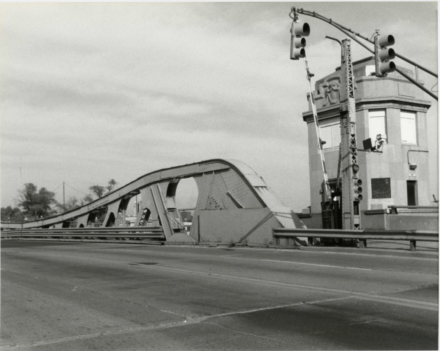 West Jefferson Avenue Bridge, River Rouge, Wayne County, Michigan
Charlene K. Roise, Photographer
September 1995
BoH #
Inside SE Leaf, Facing E
8563-27A
