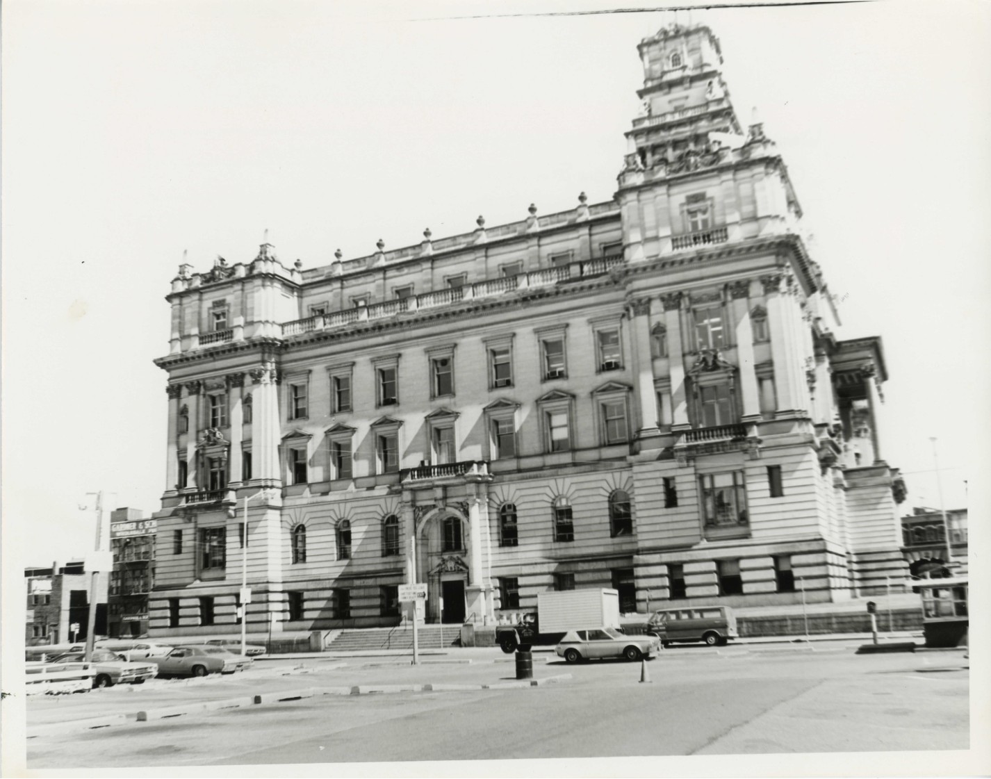 Form No. 10-301a (7/72) UNITED STATES DEPARTMENT OF THE INTERIOR NATIONAL PARK SERVICE NATIONAL REGISTER OF HISTORIC PLACES PROPERTY PHOTOGRAPH FORM (Type all entries - attach to or enclose with photograph) STATE: Michigan COUNTY: Wayne FOR NPS USE ONLY ENTRY NUMBER: DATE: FEB 2 1975 1. NAME COMMON: Wayne County Building AND/OR HISTORIC: Wayne County Court House 2. LOCATION STREET AND NUMBER: 600 Randolph Street (at Cadillac Square) CITY OR TOWN: Detroit CODE: STATE: Michigan 26 COUNTY: Wayne CODE: 163 3. PHOTO REFERENCE PHOTO CREDIT: Wm. Kevin Murphy DATE OF PHOTO: July, 1974 NEGATIVE FILED AT: Wm. Kevin Murphy, 6559 St. Aubin, Detroit 48211 4. IDENTIFICATION DESCRIBE VIEW, DIRECTION, ETC. North facade.