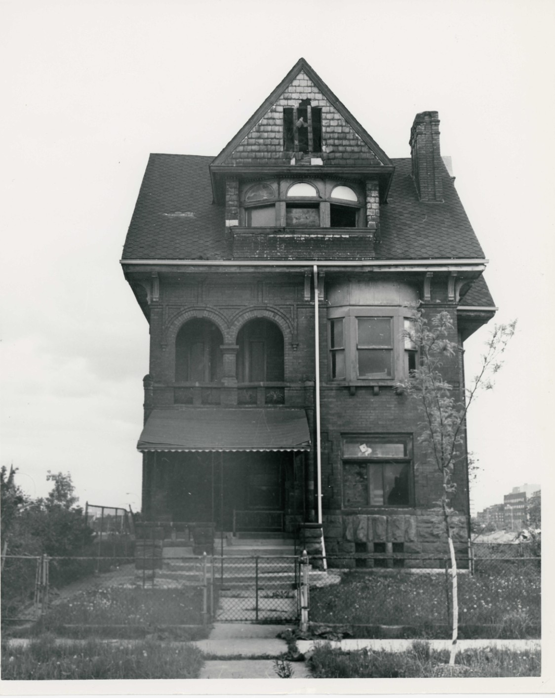 DUNBAR HOSPITAL
580 Frederick Avenue, Wayne Co.,
Detroit, Michigan
photographer: Geraldine V. Harris
negative: Geraldine V. Harris
4045 Sturtevant
Detroit, Mi. 48204
view: Facade (north elevation)
number: 1 of 3
JUN 11 1979 JUN 1 9 1979