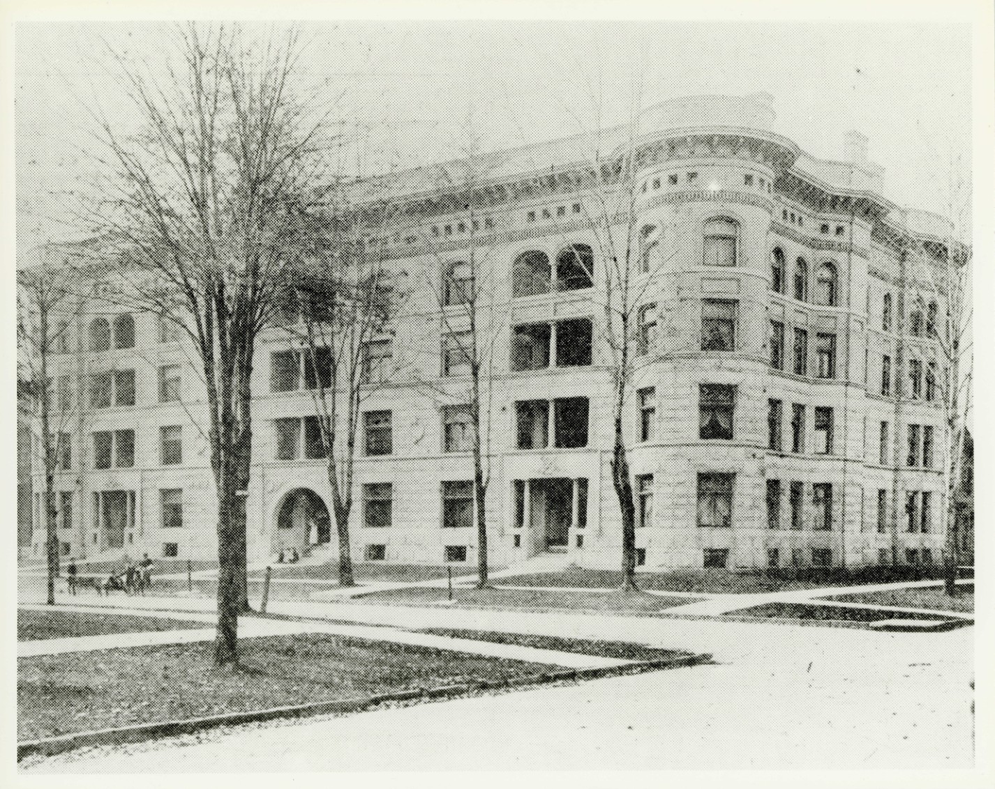 CORONADO APARTMENTS
3751-73 Second Avenue
Detroit, Wayne County, Michigan
PHOTOGRAPHER: unknown
DATE: c. 1895
NEGATIVE: Burton Historical Collection
Detroit Public Library
5201 Woodward Avenue
Detroit, MI
VIEW: Looking west from the corner of Second and
Selden Avenues about 1895.
PHOTO #: 1 of 12