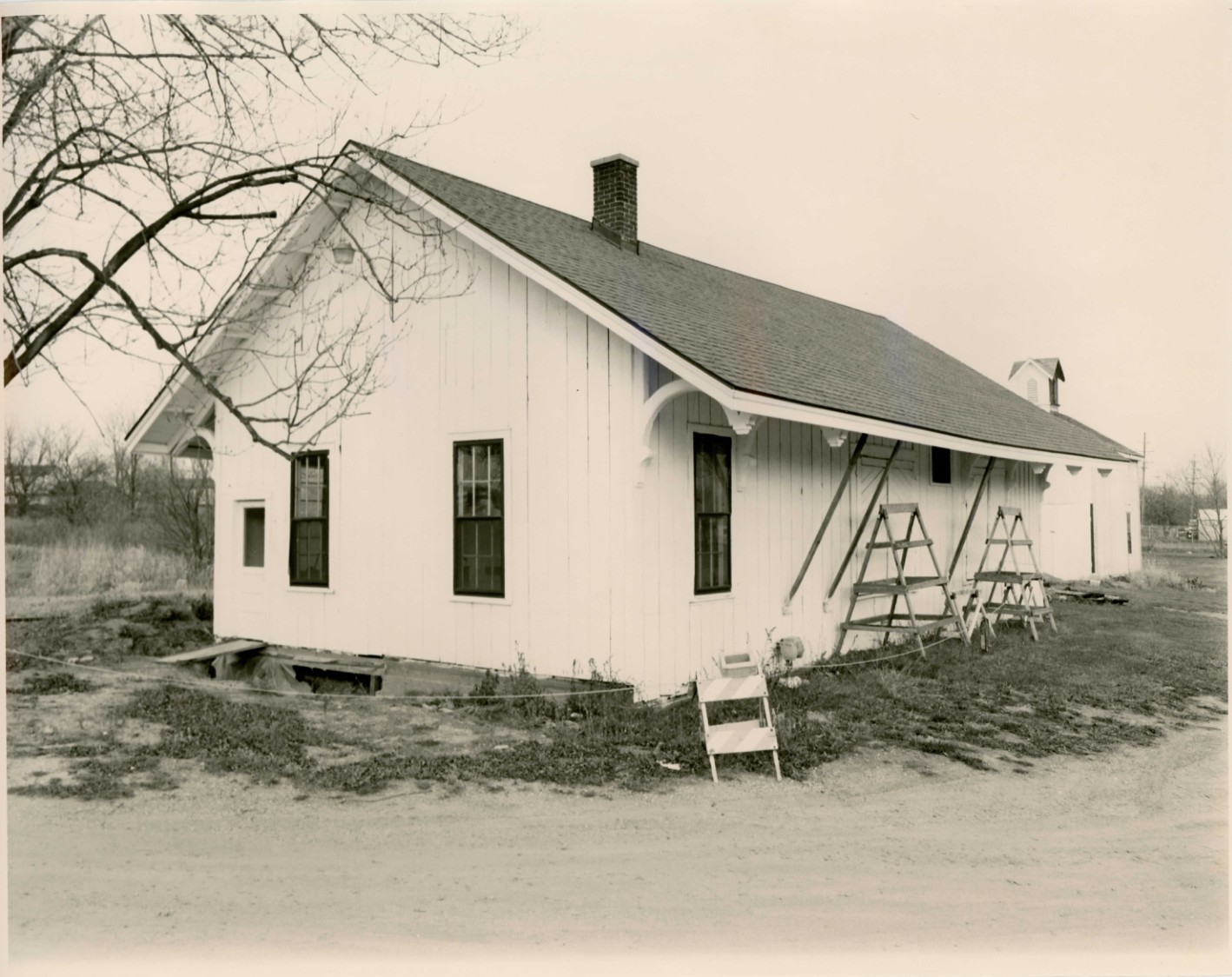 Saline Railroad Depot
Saline, Washtenaw County, Michigan
Donald Pennington
November 23, 1993
Donald Pennington/ 5427 Pineview Dr./ Ypsilanti, MI 48197
West/South Facades
1(1)